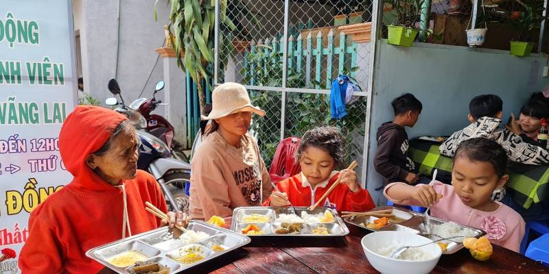 Bữa ăn tình thương cũng thuộc chuỗi hoạt động từ thiện J88